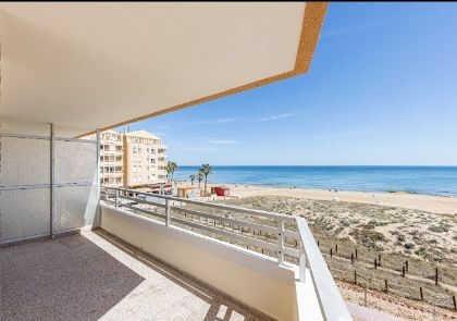 Apartamento en primera línea de playa con vista frontales al mar