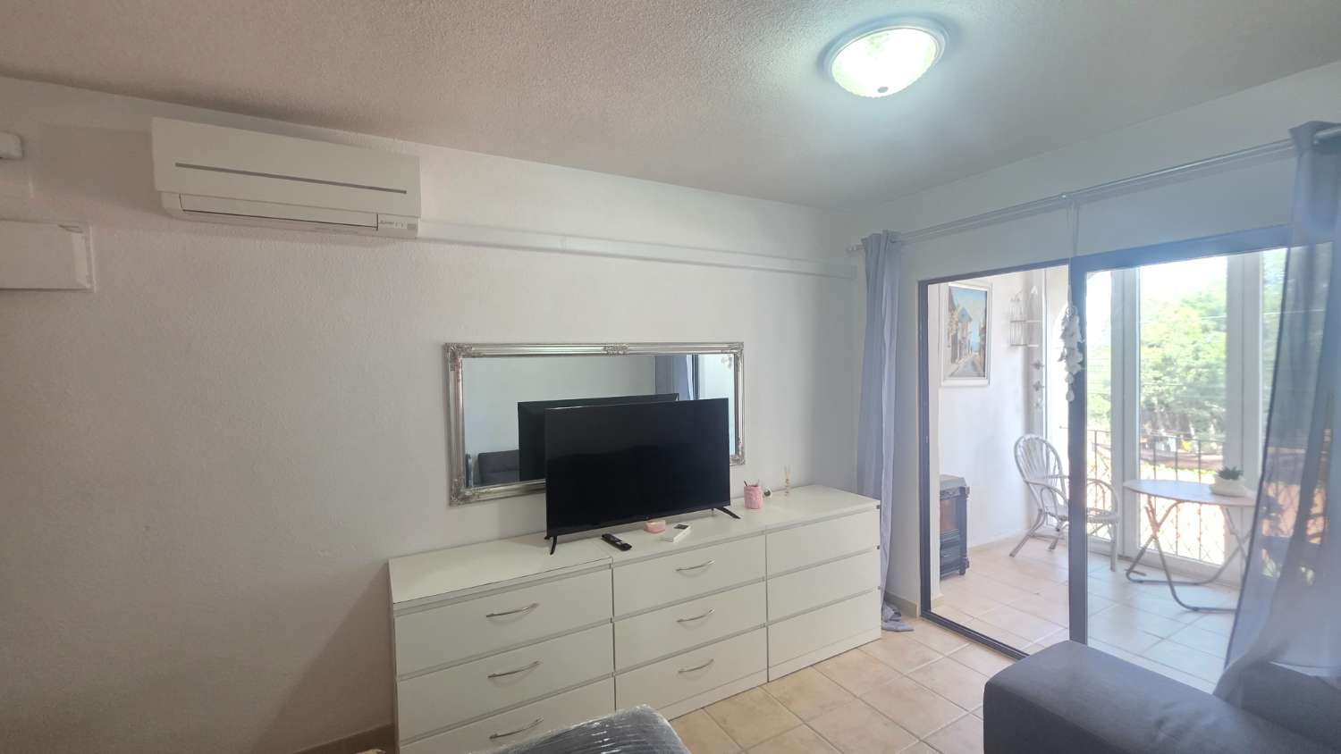 Bungalow con precioso jardin y piscina comunitaria