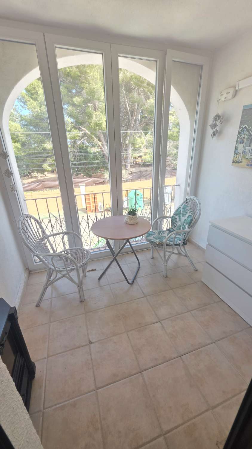 Bungalow con precioso jardin y piscina comunitaria