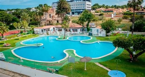 Bungalow con precioso jardin y piscina comunitaria