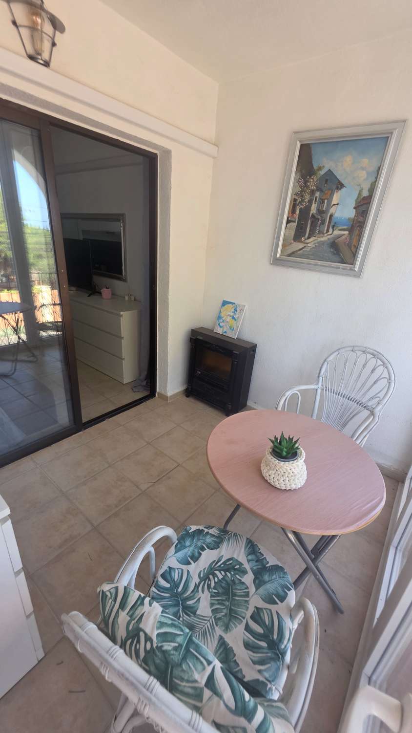 Bungalow con precioso jardin y piscina comunitaria