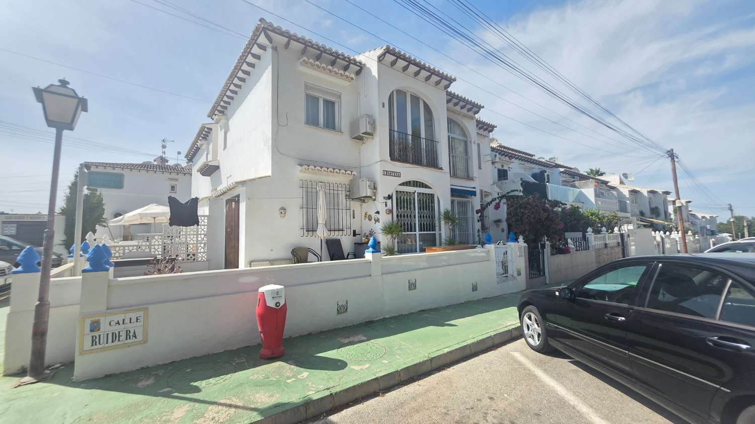 Bungalow con precioso jardin y piscina comunitaria