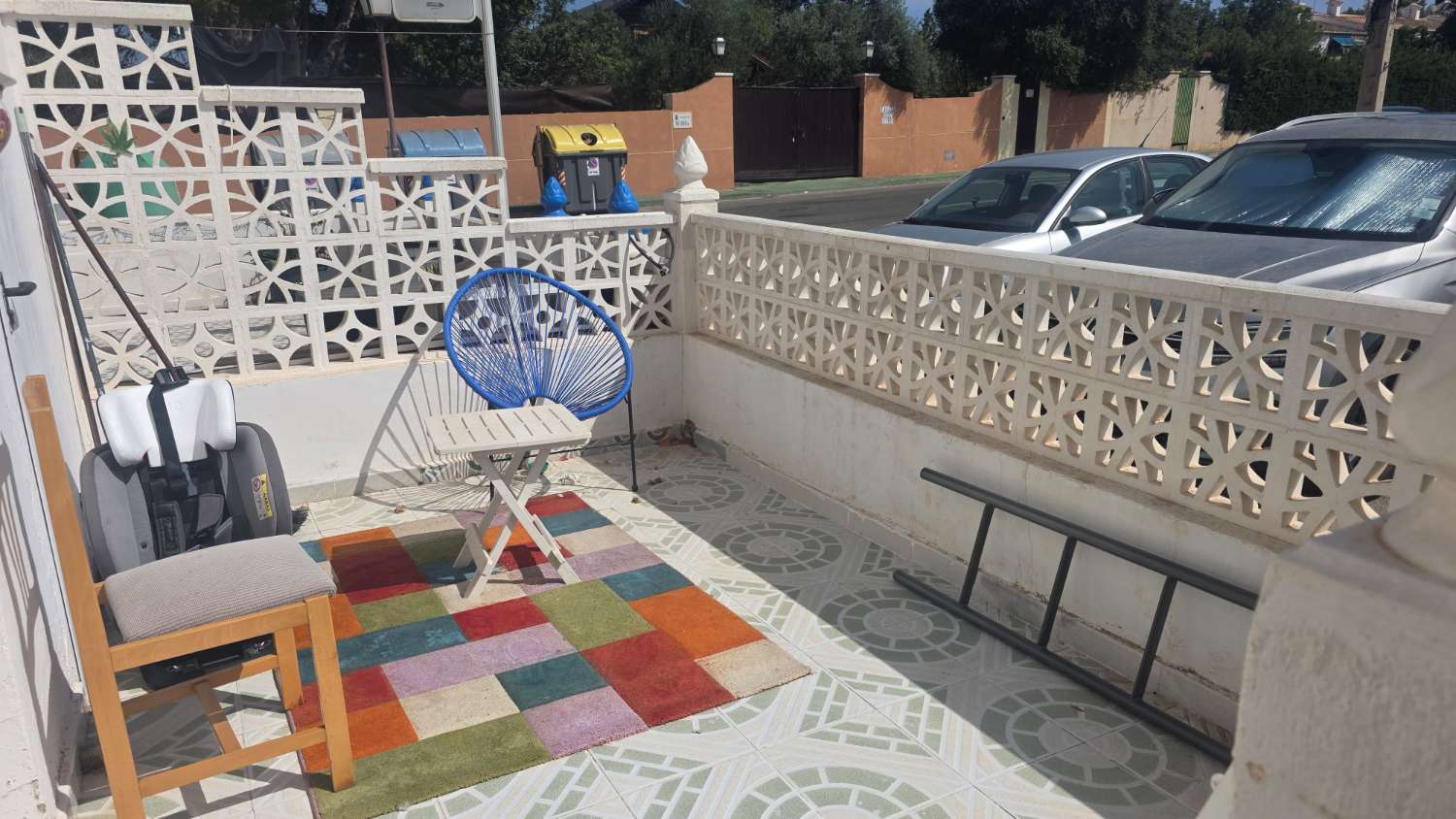 Bungalow con precioso jardin y piscina comunitaria