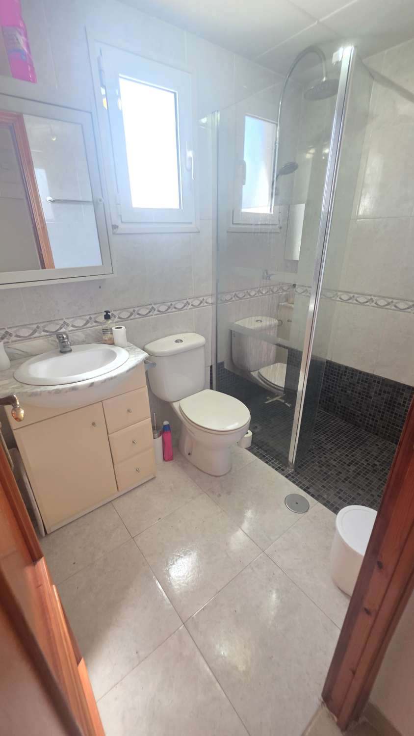 Bungalow con precioso jardin y piscina comunitaria
