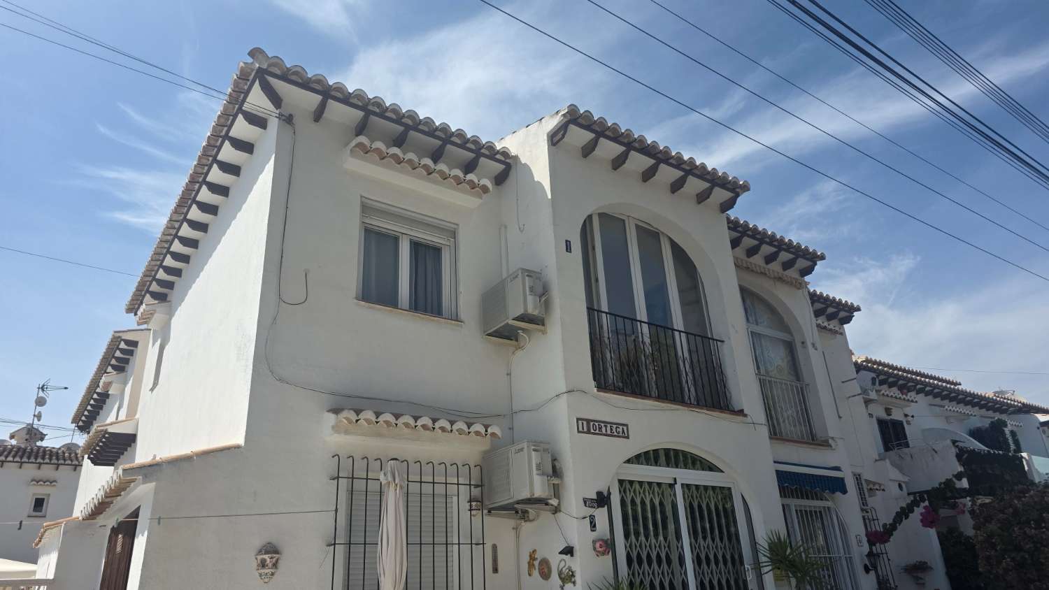 Bungalow con precioso jardin y piscina comunitaria