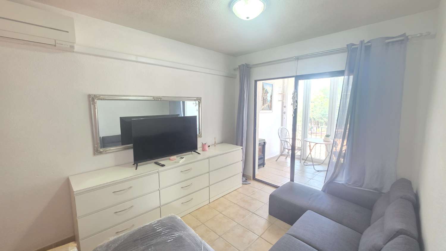Bungalow con precioso jardin y piscina comunitaria