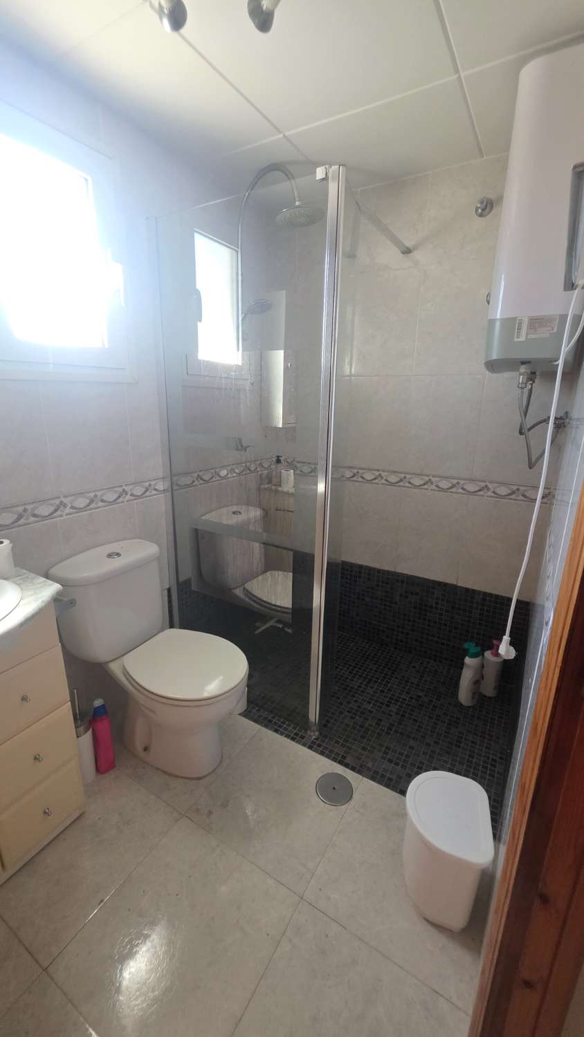 Bungalow con precioso jardin y piscina comunitaria