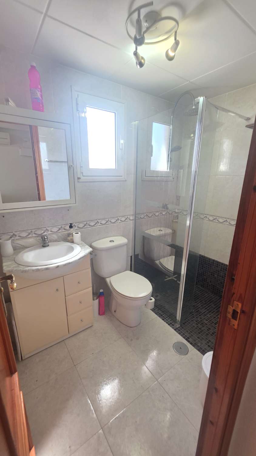 Bungalow con precioso jardin y piscina comunitaria