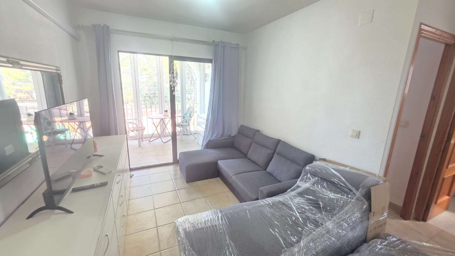 Bungalow con precioso jardin y piscina comunitaria