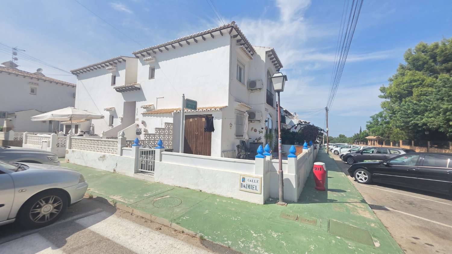 Bungalow con precioso jardin y piscina comunitaria