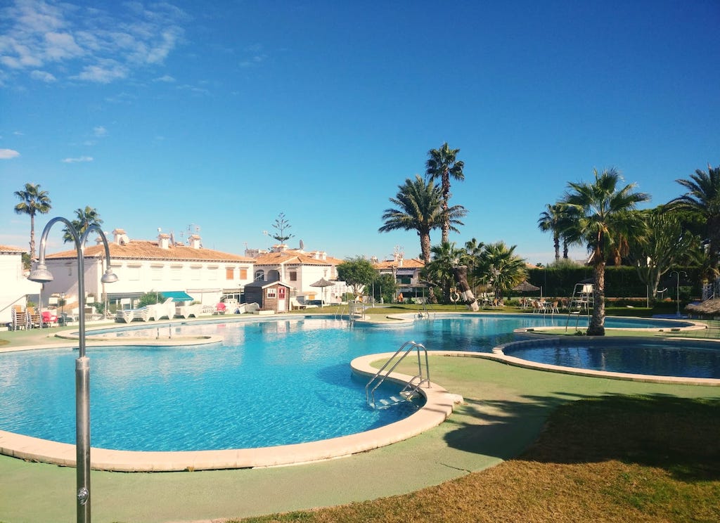 Bungalow con precioso jardin y piscina comunitaria