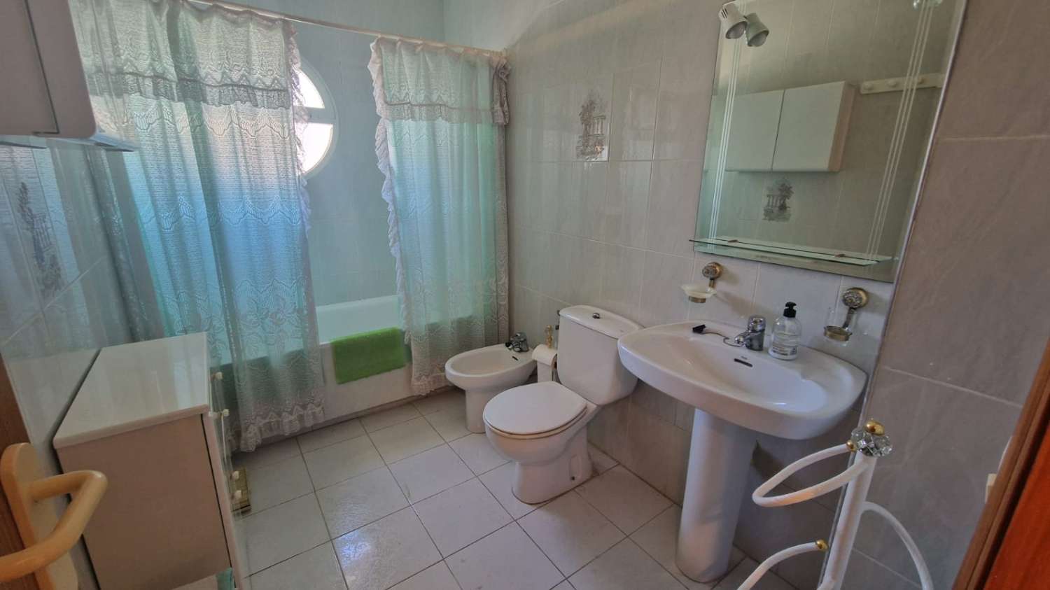 Amplio adosado de 4 dormitorios