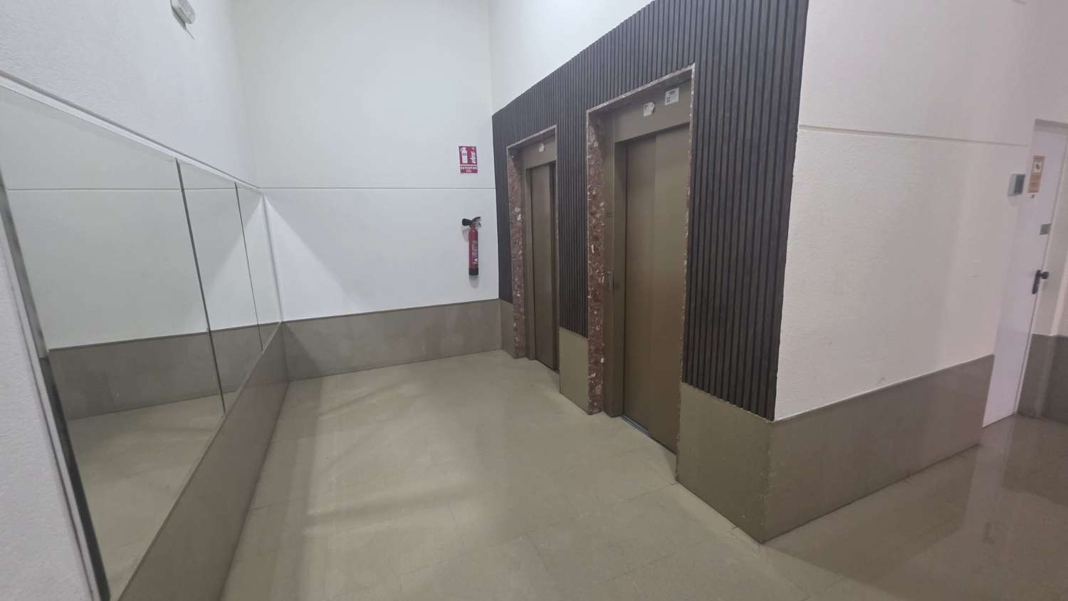 Espectacular apartamento con plaza de garaje doble y piscina comunitaria