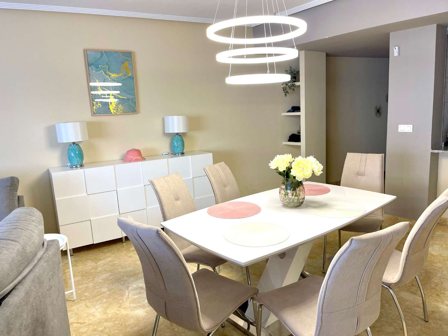 Moderno aprtamento en frente del mar con impresionantes vistas