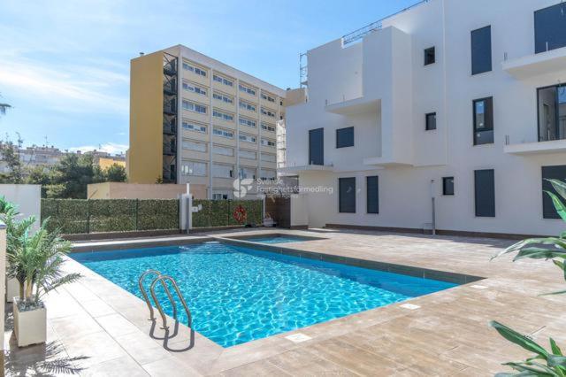 Moderno apartamento con parking y piscina comunitaria