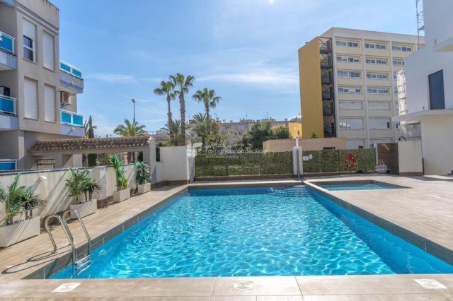 Moderno apartamento con parking y piscina comunitaria