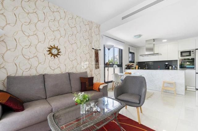 Moderno apartamento con parking y piscina comunitaria