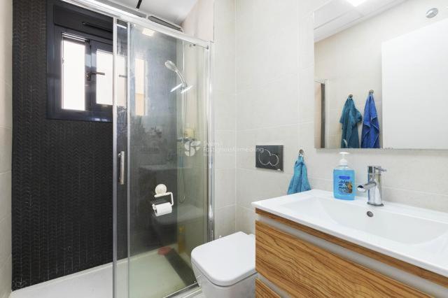 Moderno apartamento con parking y piscina comunitaria