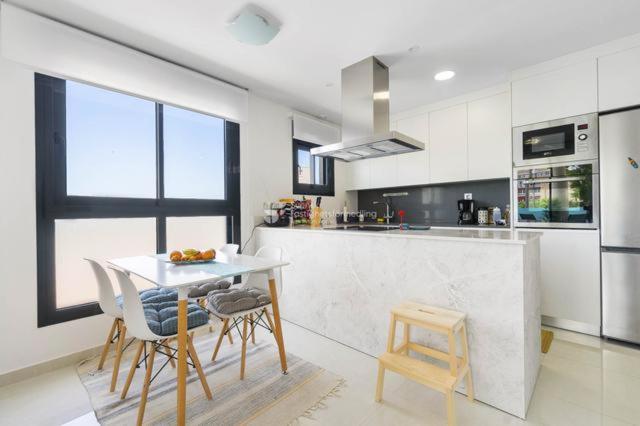 Moderno apartamento con parking y piscina comunitaria
